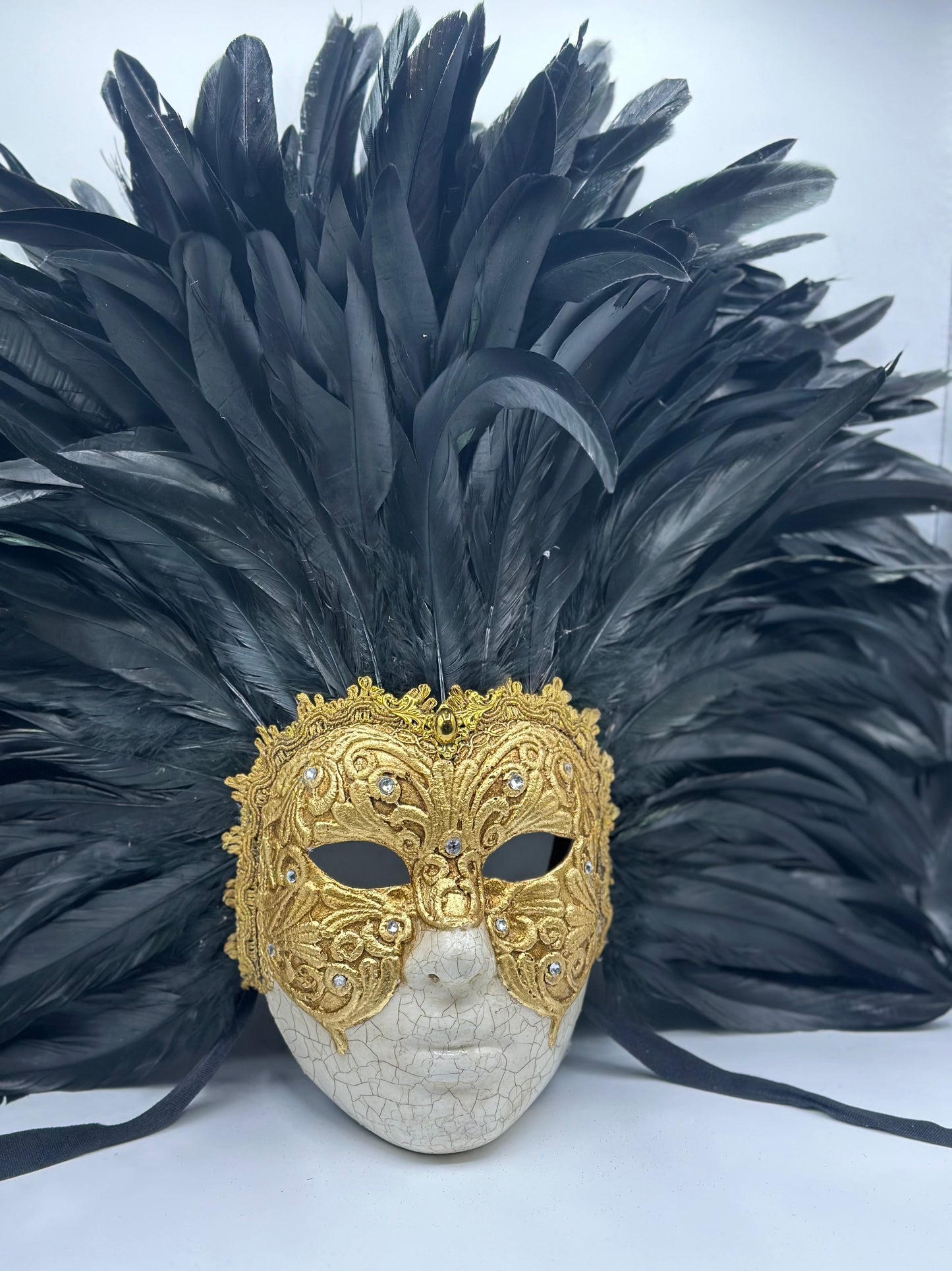 Masque visage doré à plumes