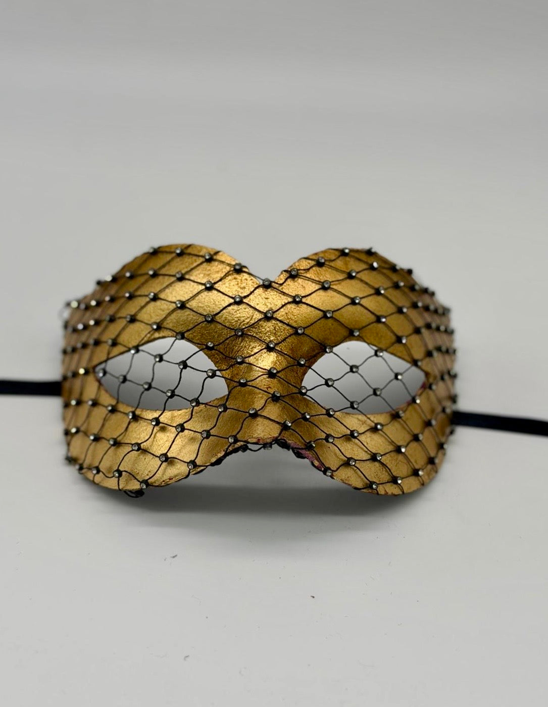 Goldene venezianische Maskenballmaske mit Kristallnetzüberzug „Emily“