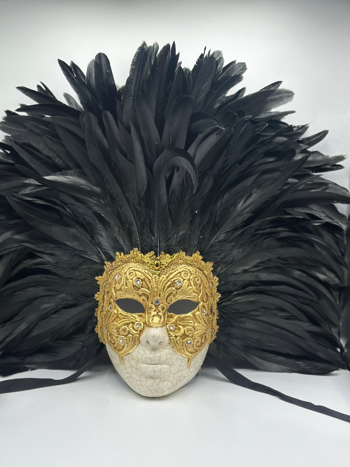Masque visage doré à plumes
