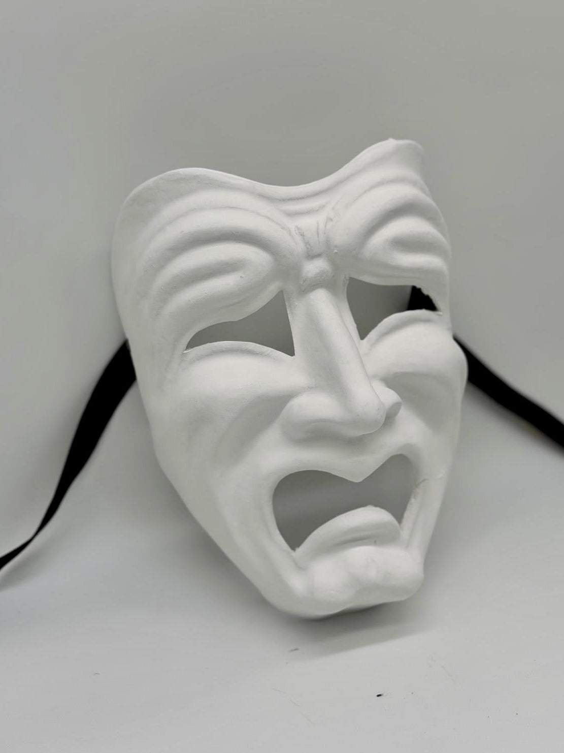 Weiße Maske mit Träne