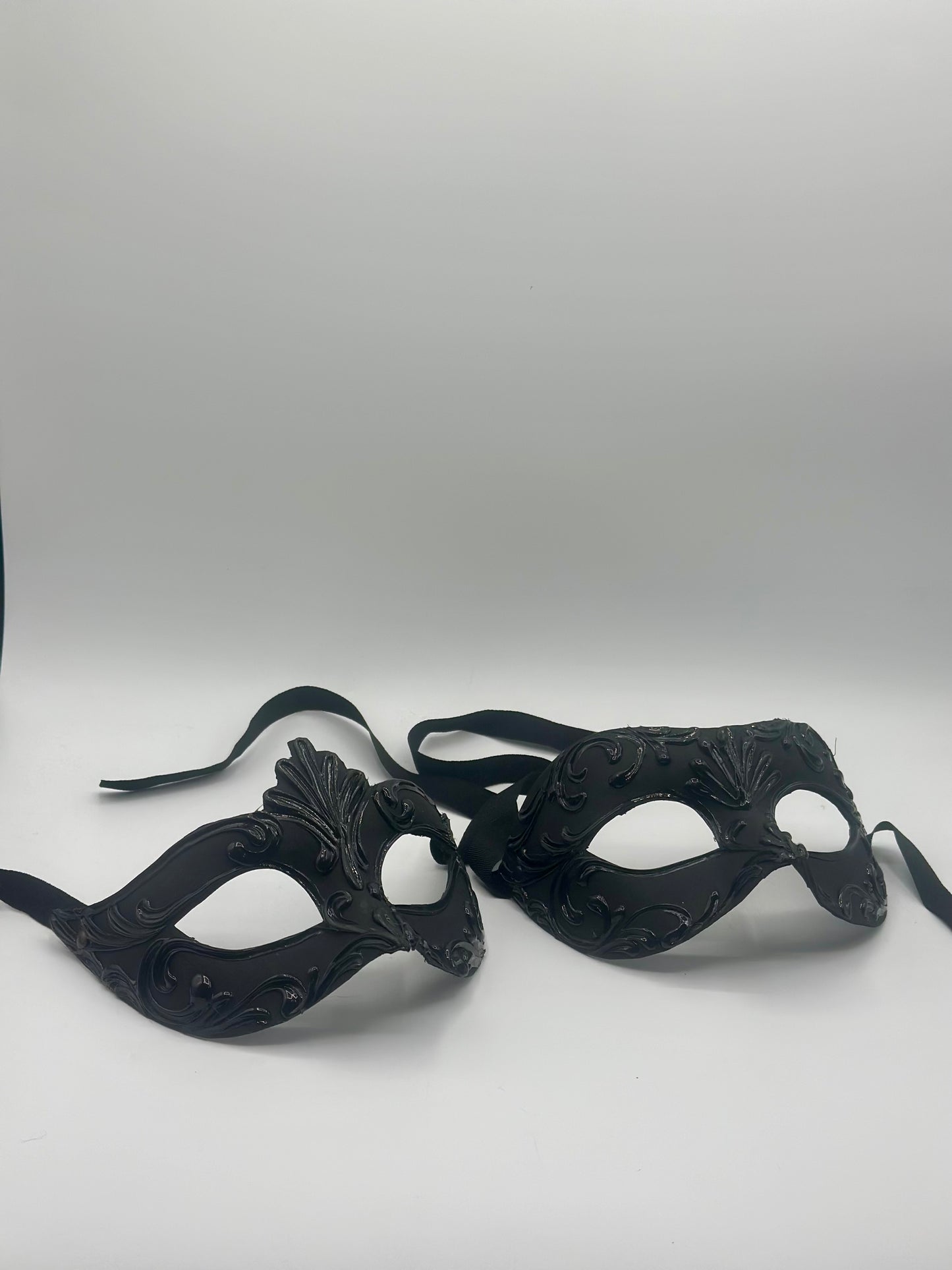 Schwarzes venezianisches Paarmasken-Set – Handgefertigte Papiermaché-Duo-Masken für Maskeraden und Veranstaltungen