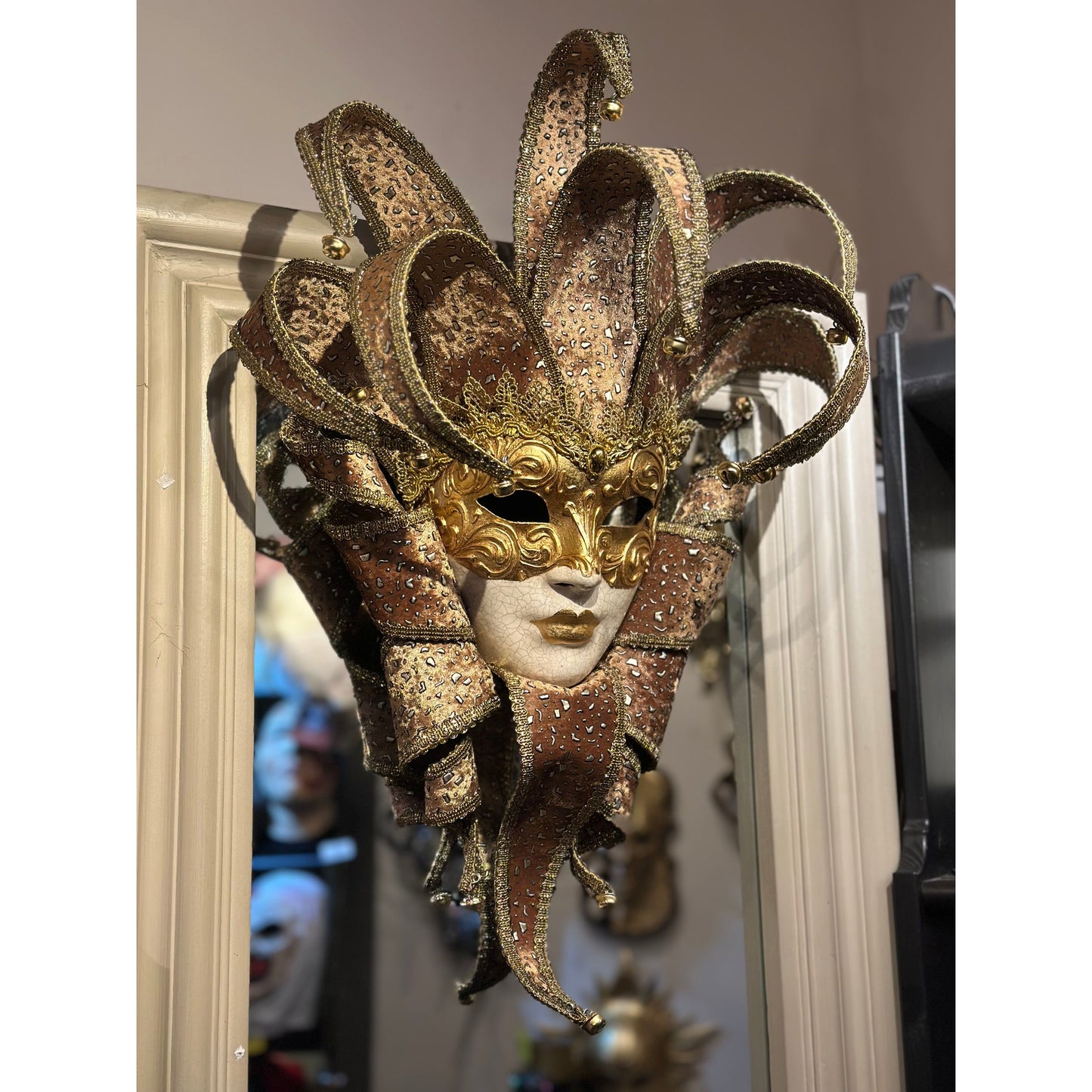 Venetiaans Jester masker in goudfluweel