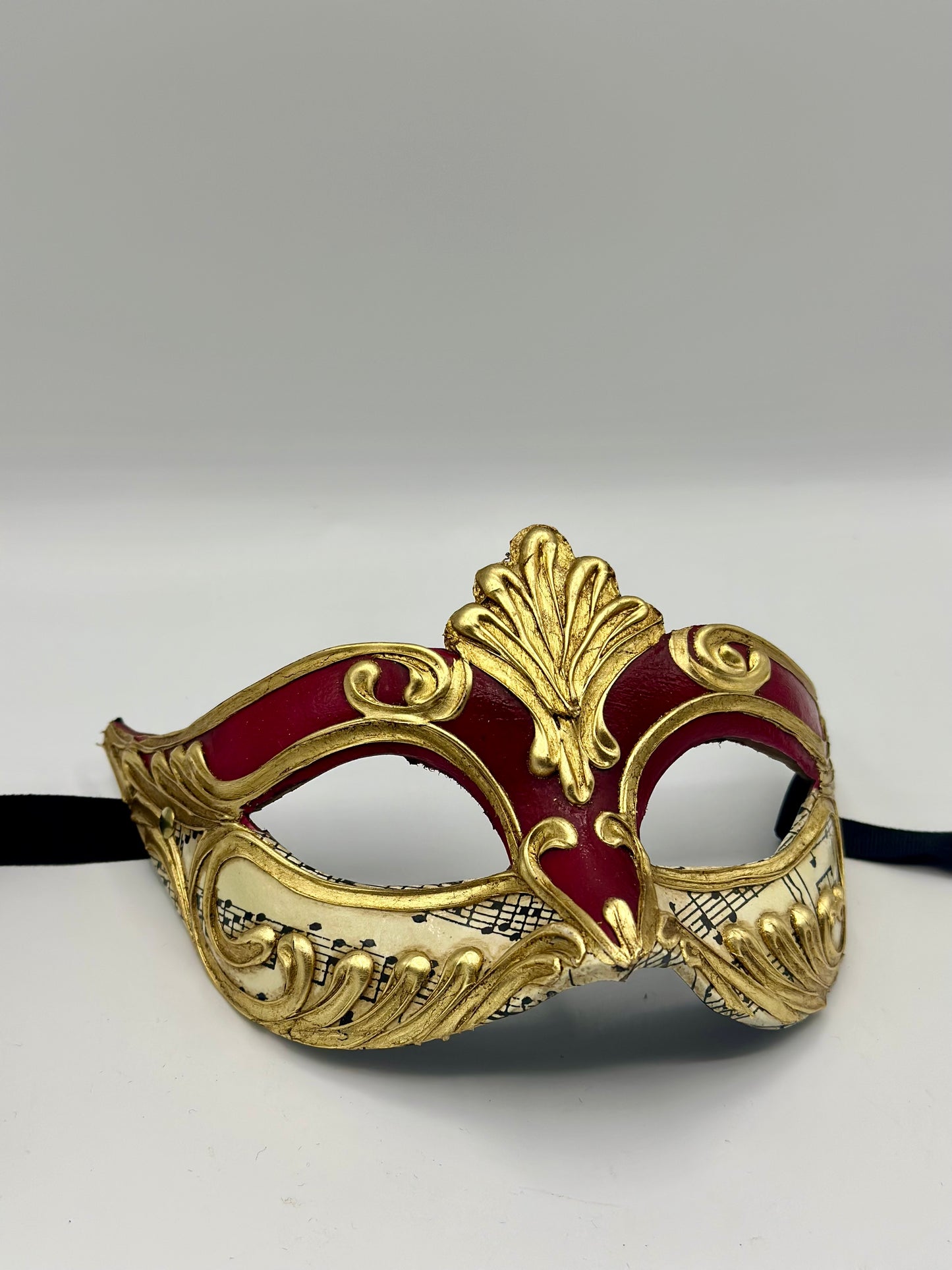 Máscara mascarada en rojo