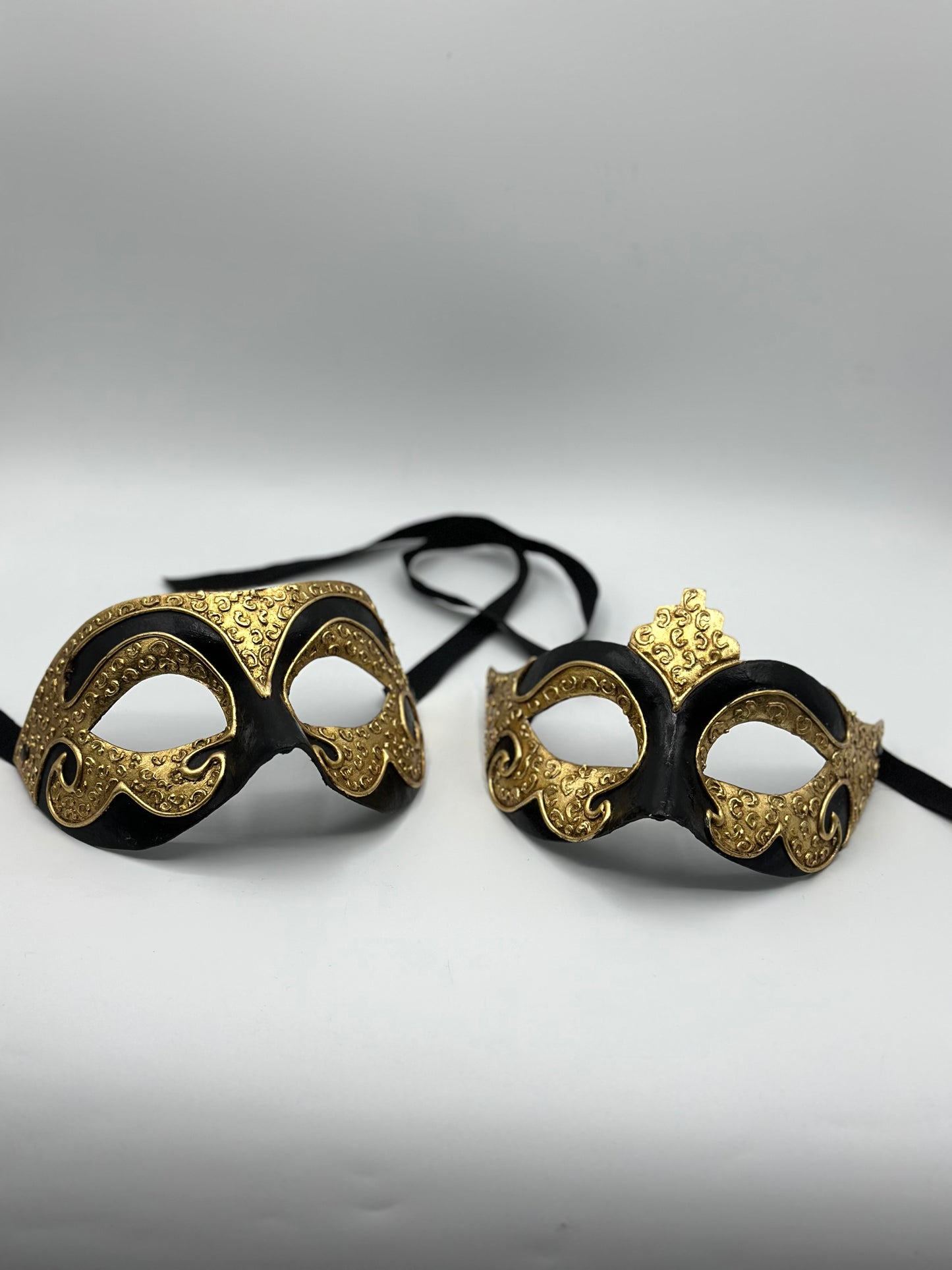Venezianisches Paarmasken-Set in Schwarz und Gold - Handgefertigtes Pappmaché - Duo-Masken für Maskerade & Events