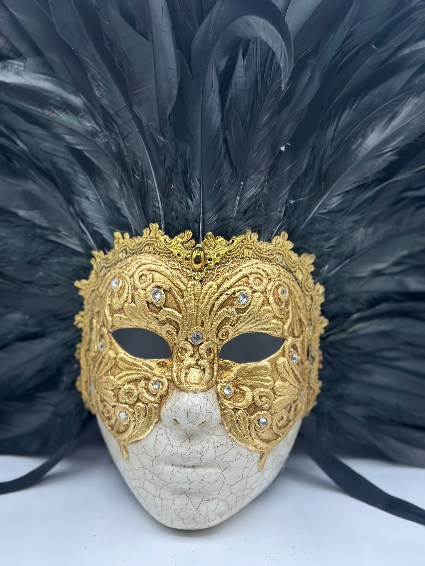 Gouden gezichtsmasker met veren