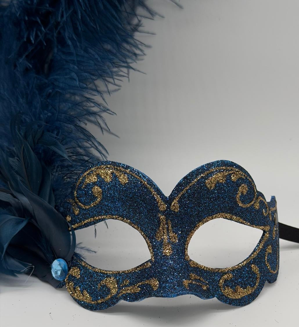 Gala masker met blauwe verenpluim