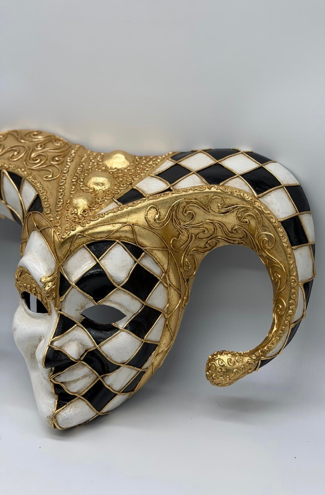 Máscara Veneciana Arlequín Oro Negro Blanco – Máscara de Lujo para Mascarada y Decoración