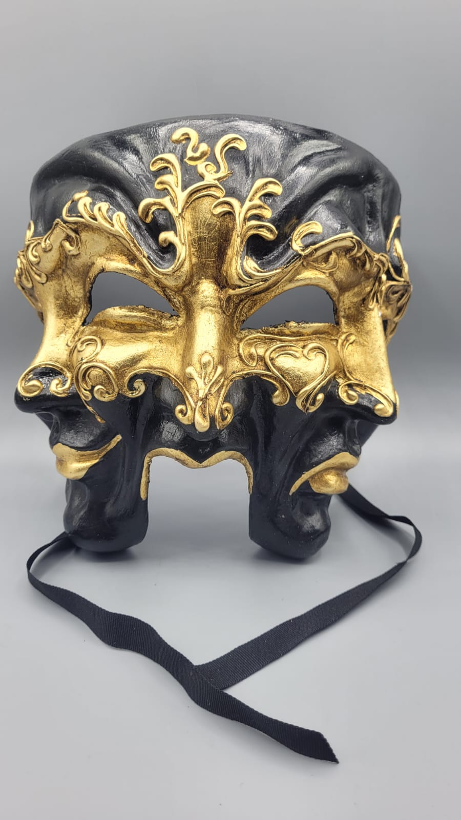 Masque trois plis noir et or