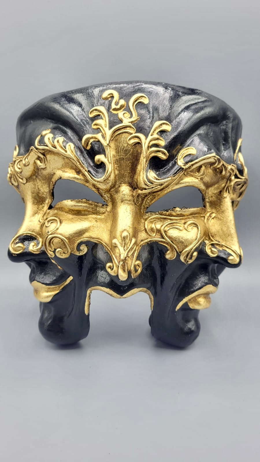 Masque trois plis noir et or