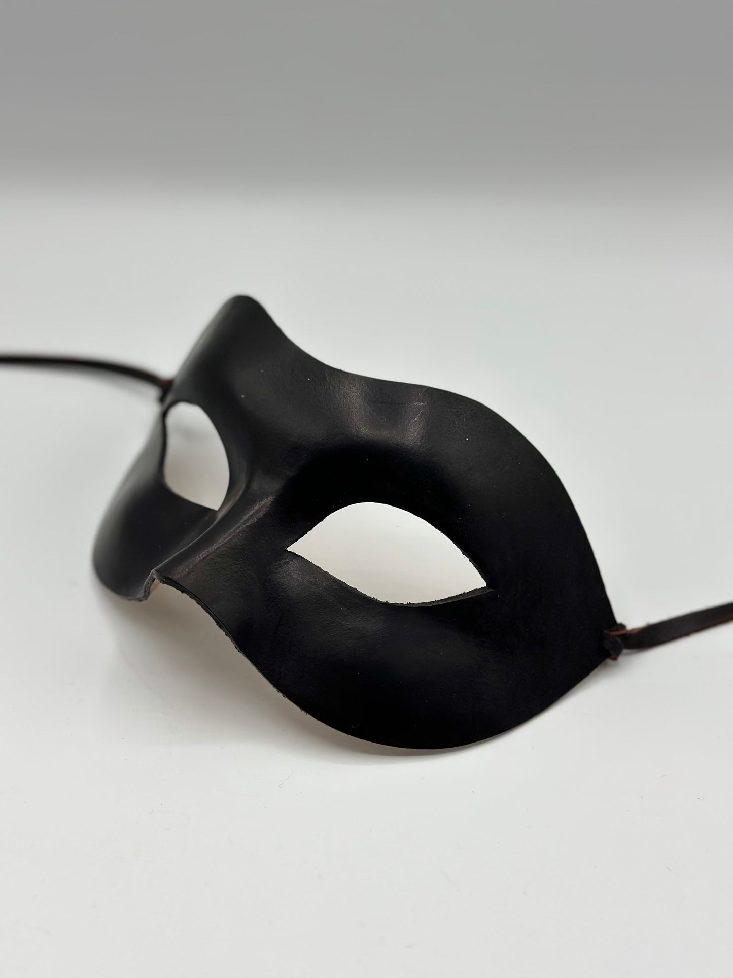 Loups de bal masqué assortis en cuir - Noir et Rouge