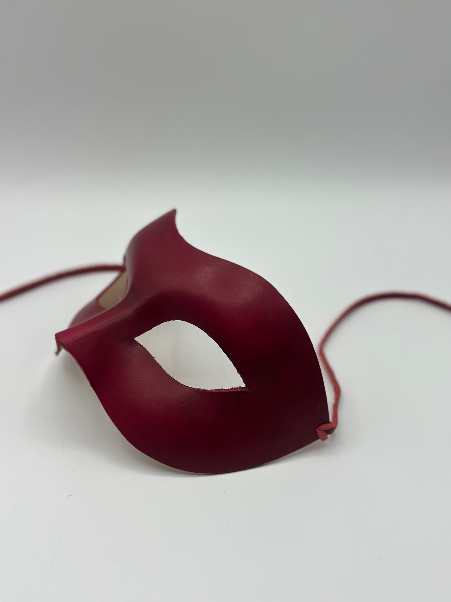 Loups de bal masqué assortis en cuir - Noir et Rouge