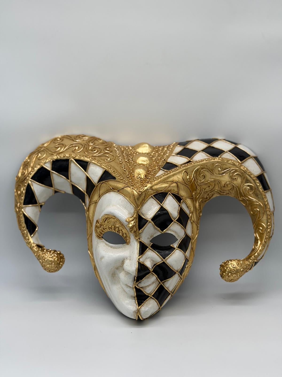 Máscara Veneciana Arlequín Oro Negro Blanco – Máscara de Lujo para Mascarada y Decoración