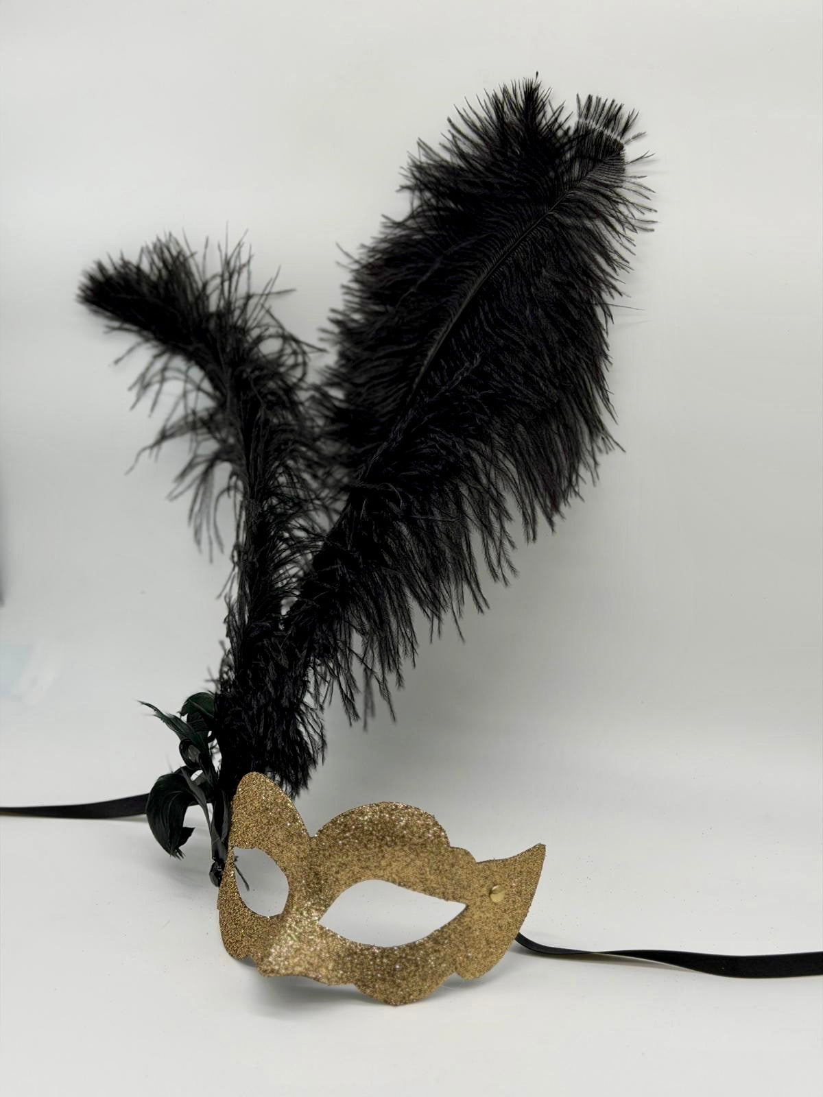 Goldglitzer-Venezianische Maske mit schwarzen Federn