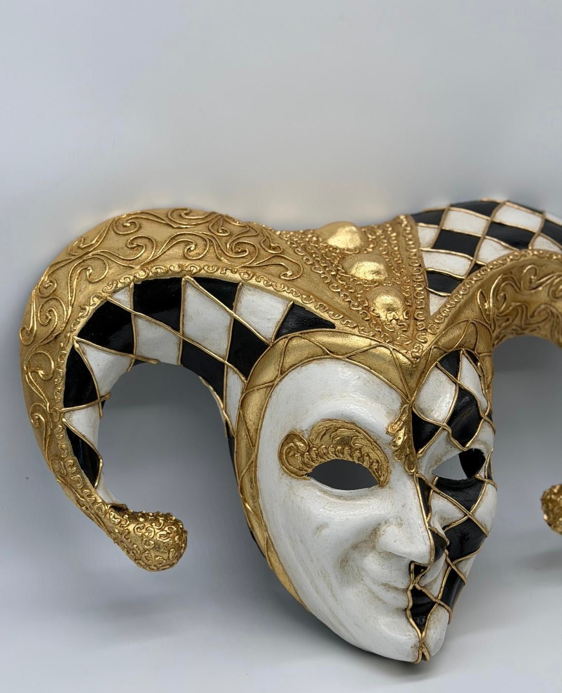 Máscara Veneciana Arlequín Oro Negro Blanco – Máscara de Lujo para Mascarada y Decoración