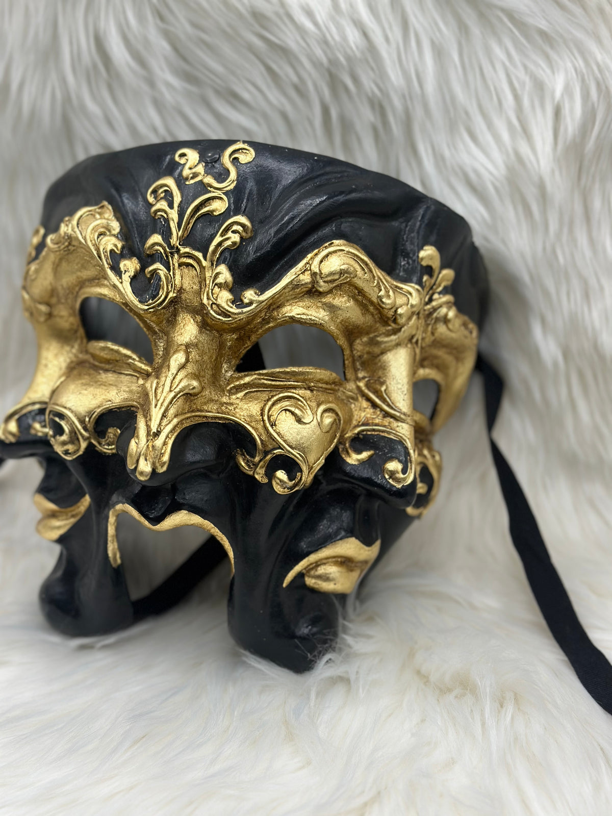 Masque trois plis noir et or