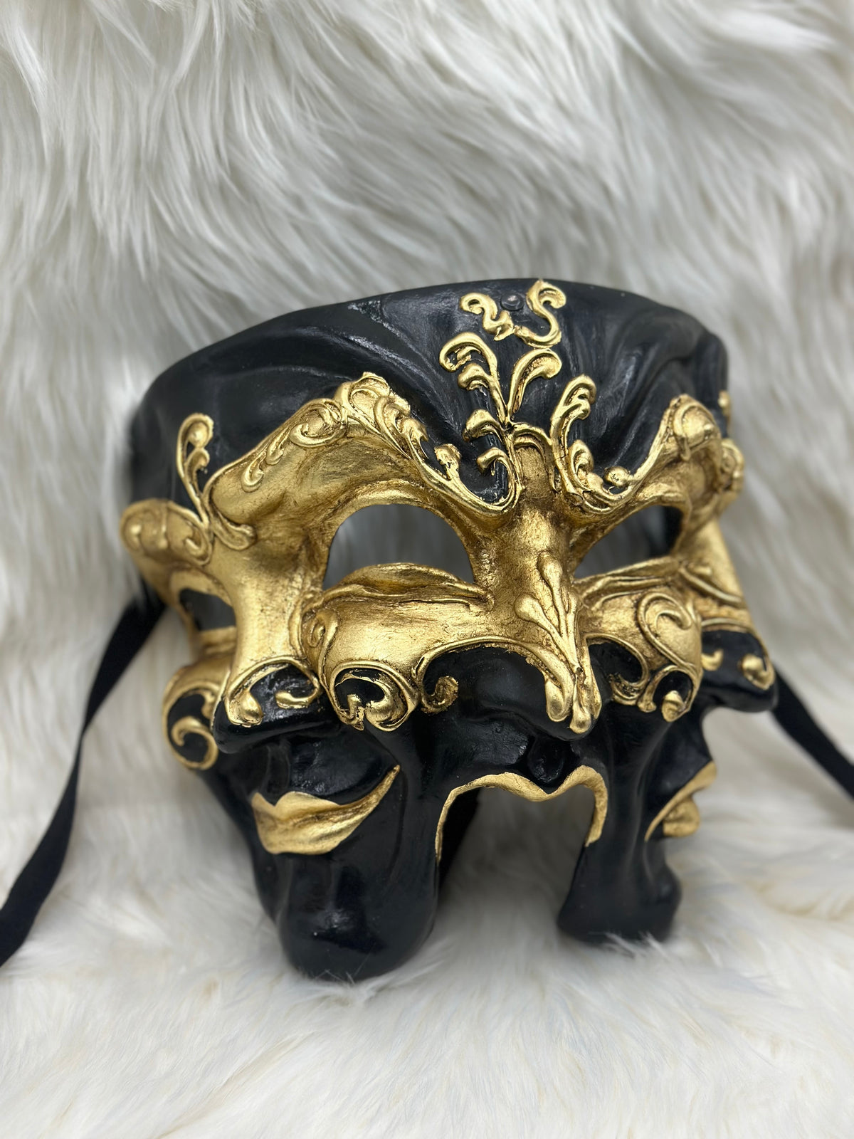 Masque trois plis noir et or