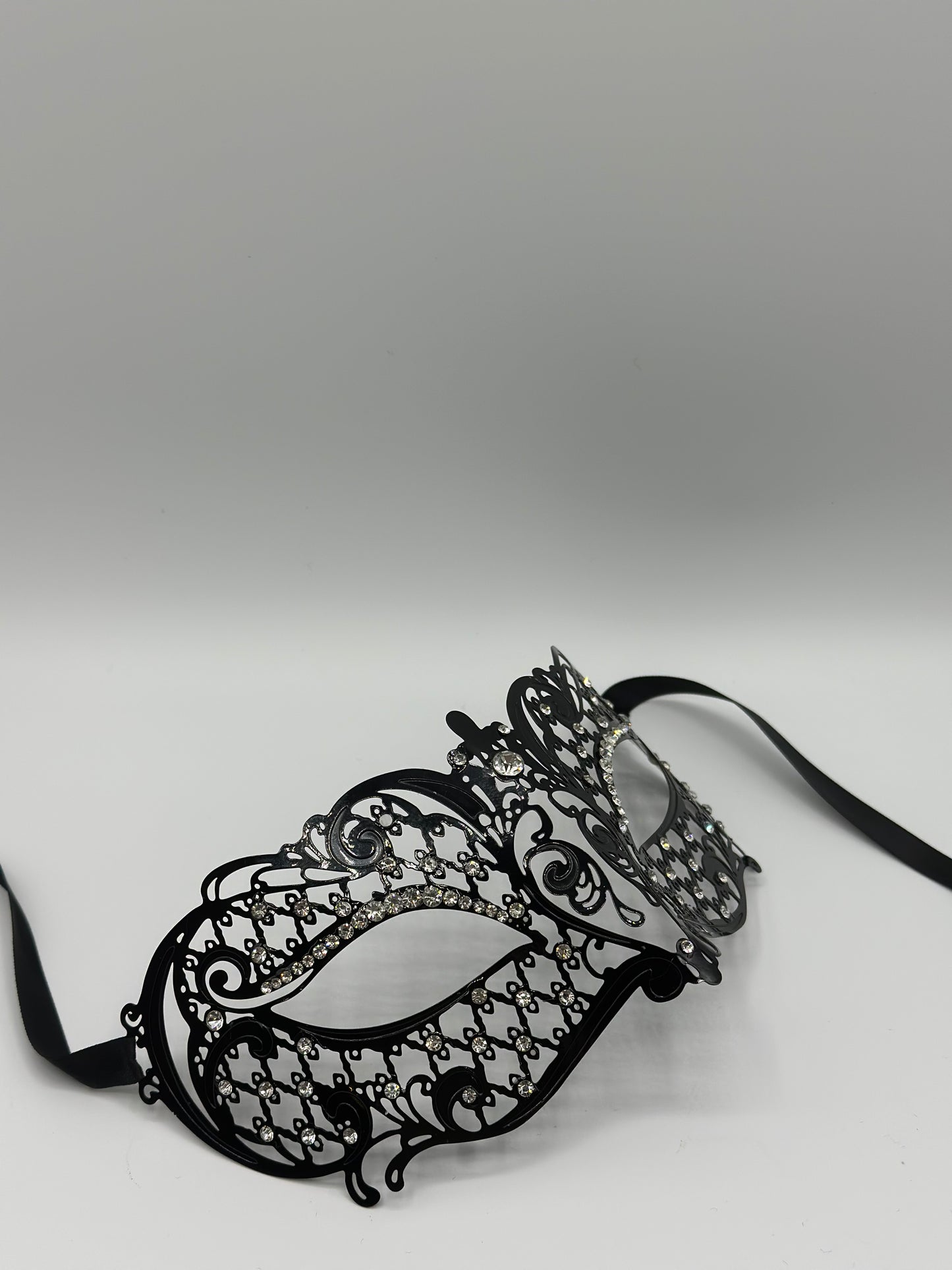 Maskerade masker voor vrouwen "Seranade" - Venetiaans masker van zwart metaal met strass steentjes