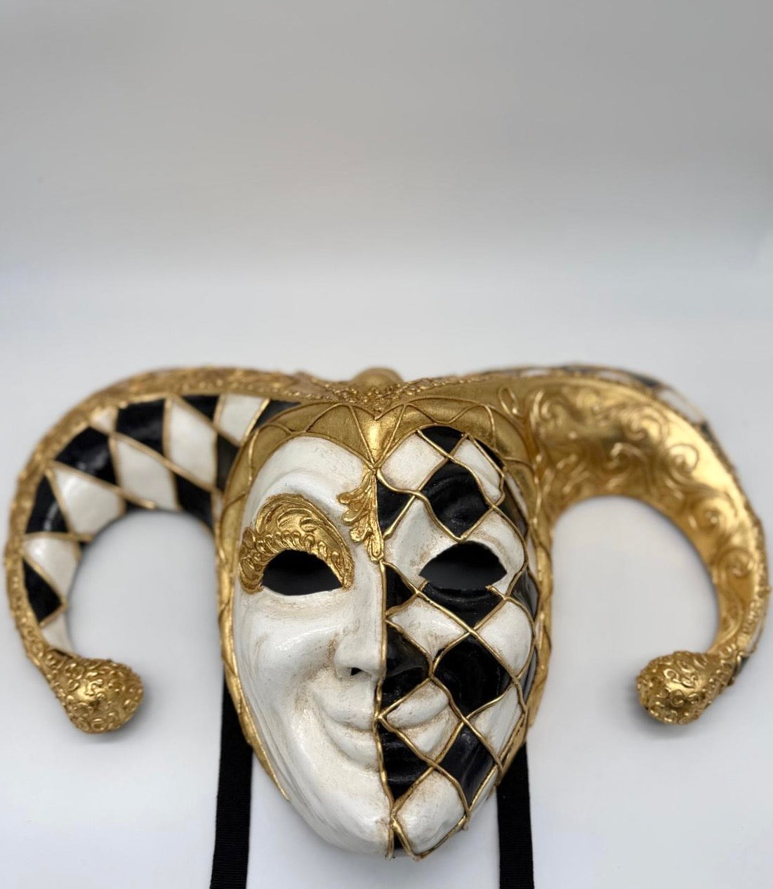 Máscara Veneciana Arlequín Oro Negro Blanco – Máscara de Lujo para Mascarada y Decoración