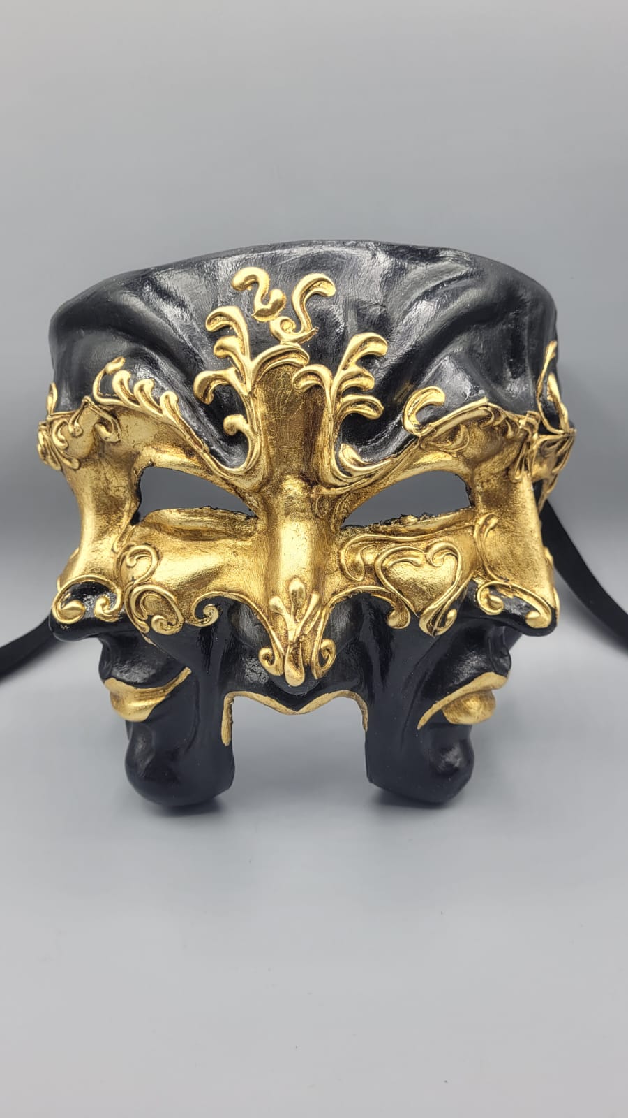 Masque trois plis noir et or