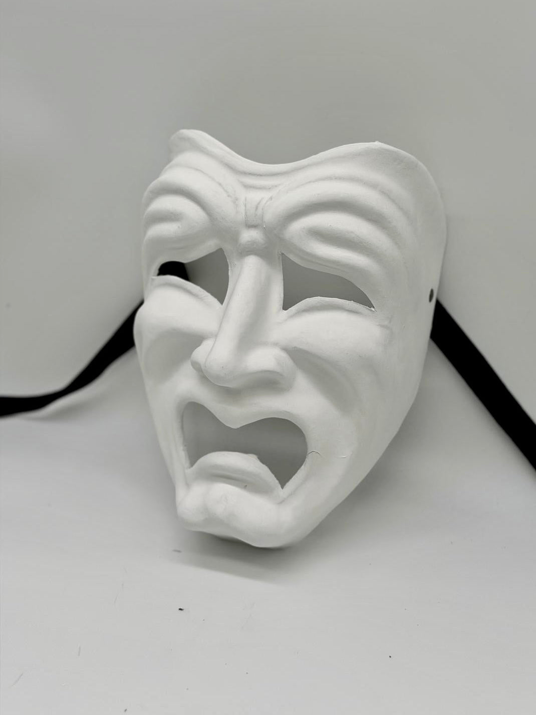 Weiße Maske mit Träne