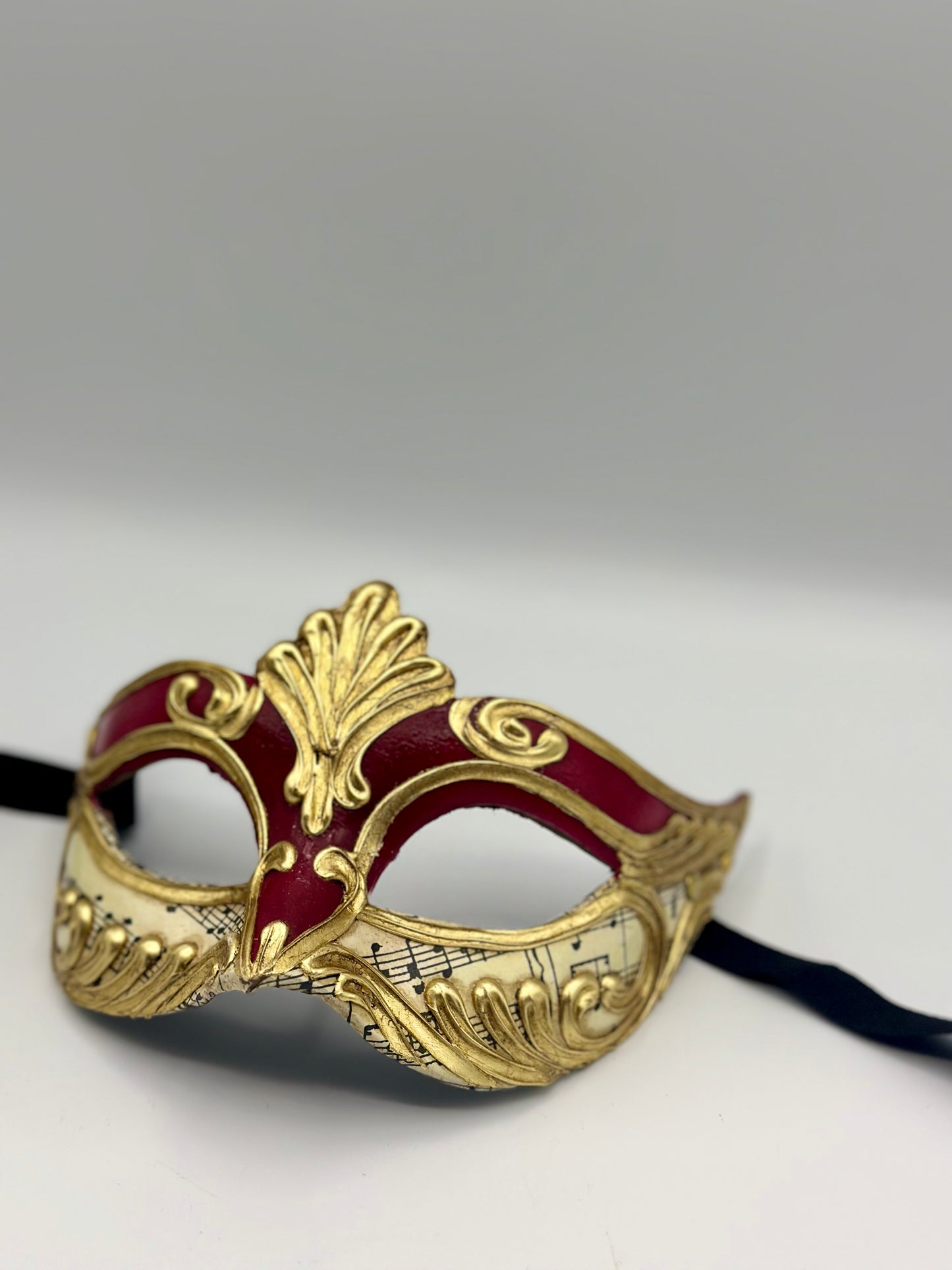 Máscara mascarada en rojo