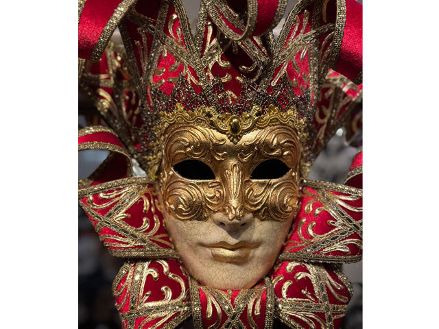 Narrenmaske aus rotem Samt und goldenem Gesicht