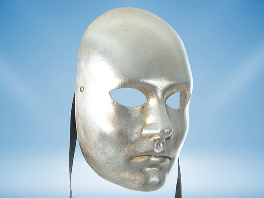 Silberne Maske eines Gesichts
