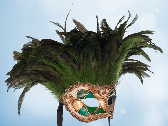 Venezianische Maske mit Federn in Grün