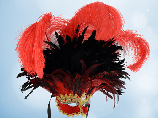 Masque brésilien à plumes dans les tons rouges