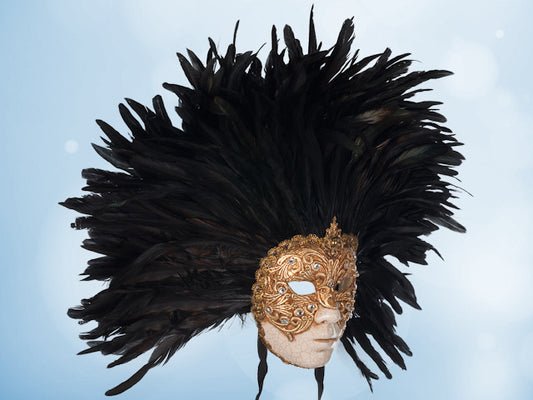 Máscara de rostro completo con plumas negras y dorado