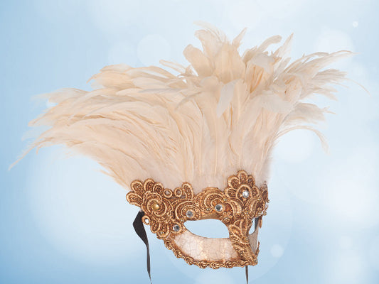 Máscara de plumas blancas con dorado